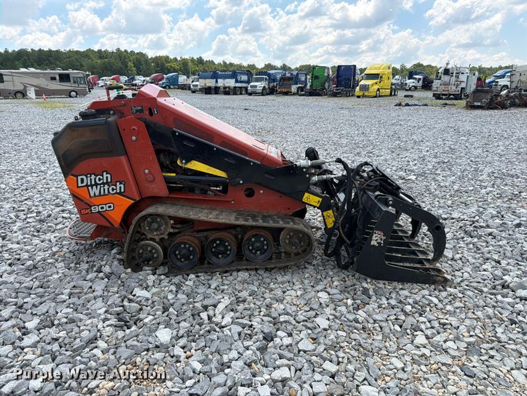 2025 Ditch Witch SK900 Compact Utility Loader - photo 4