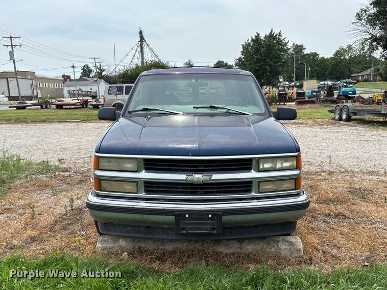 1999 Chevrolet Suburban 1500 SUV - photo 2