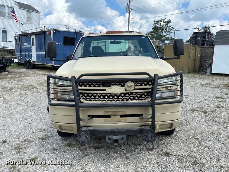 2007 Chevrolet Silverado 3500 Ext. Cab Utility Bed Pickup Truck - photo 2
