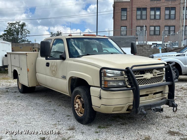 2007 Chevrolet Silverado 3500 Ext. Cab Utility Bed Pickup Truck - photo 3