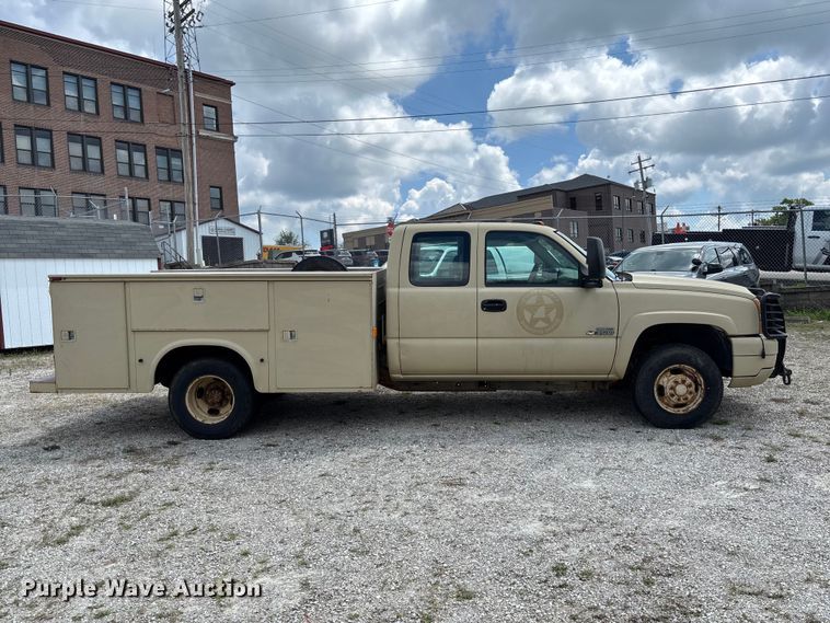 2007 Chevrolet Silverado 3500 Ext. Cab Utility Bed Pickup Truck - photo 4