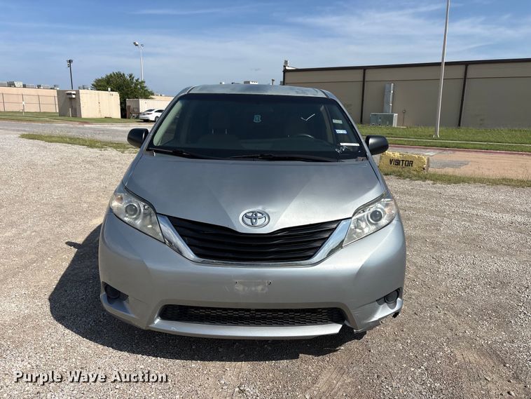 2015 Toyota Sienna Van - photo 2