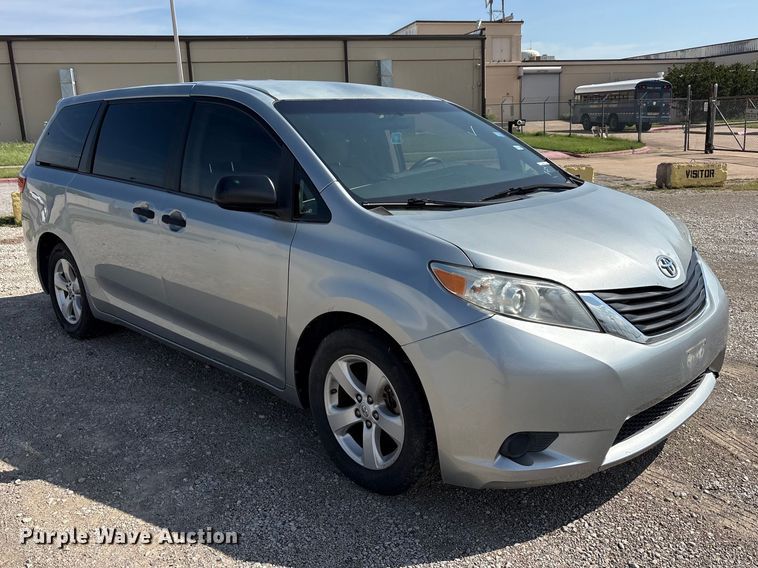 2015 Toyota Sienna Van - photo 3