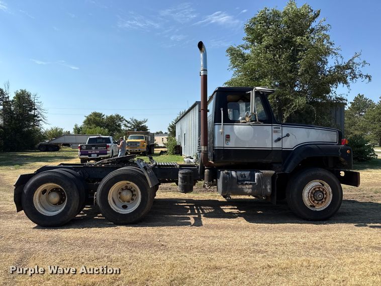 1987 International F-2575 Semi Truck - photo 4