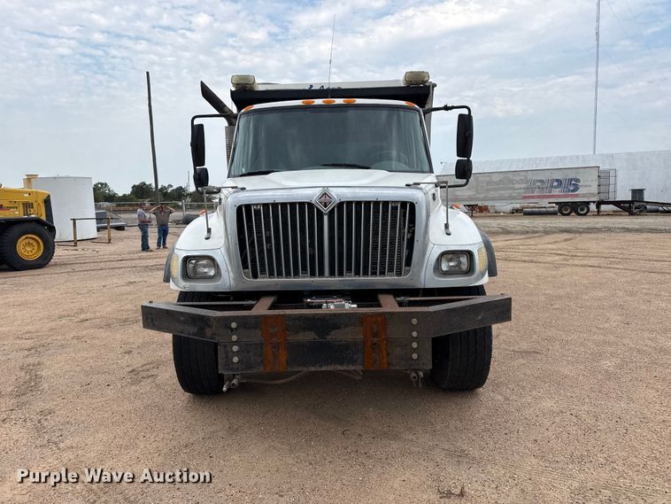 2004 International 7400 Dump Truck - photo 2