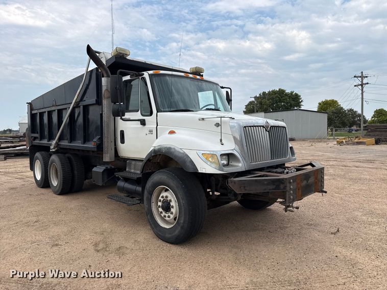 2004 International 7400 Dump Truck - photo 3