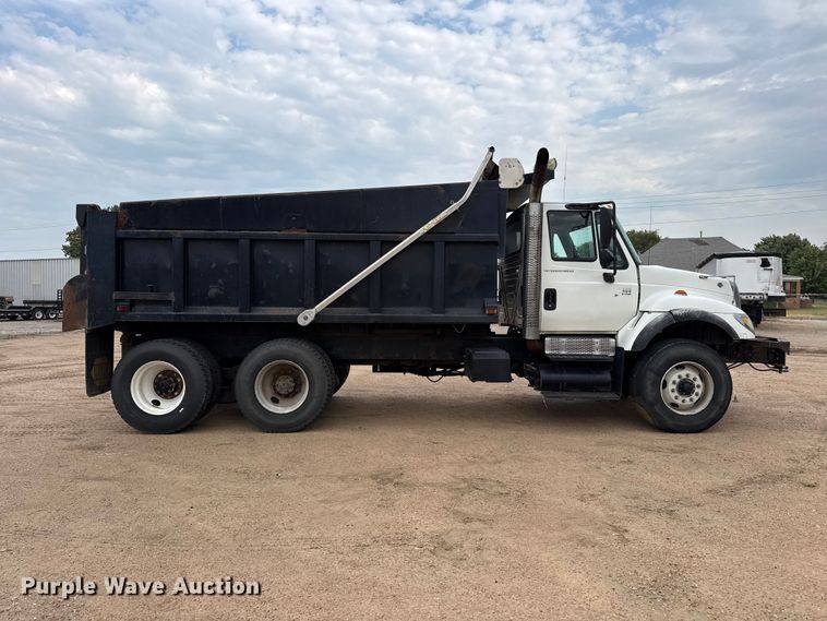 2004 International 7400 Dump Truck - photo 4