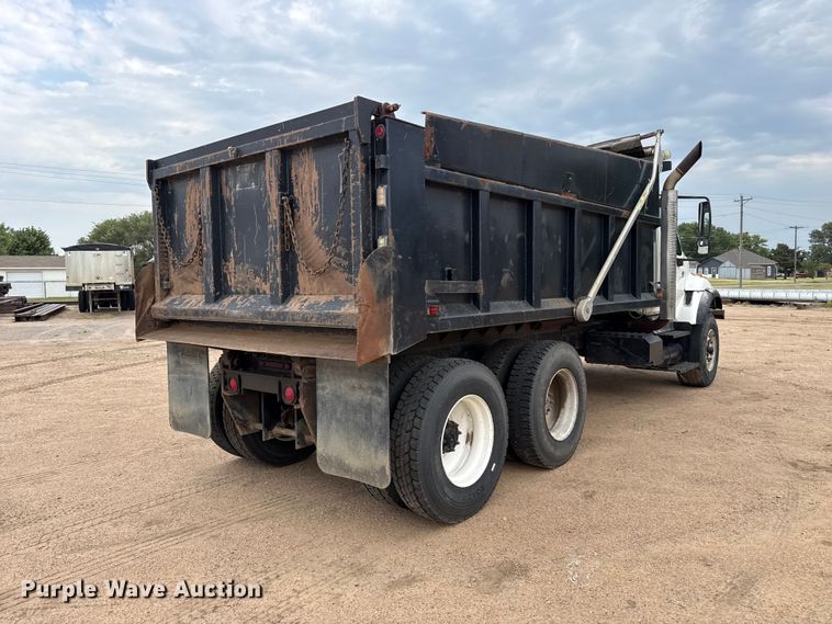 2004 International 7400 Dump Truck - photo 5