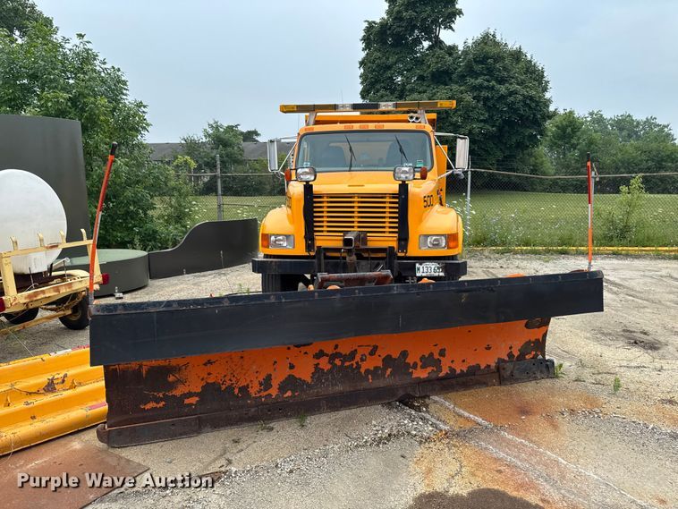 2002 International 4900 Dump Truck - photo 2