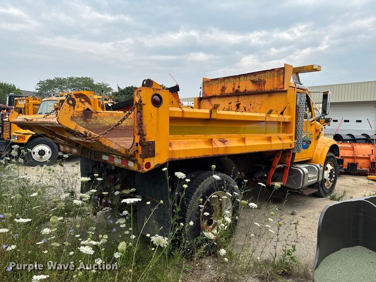 2002 International 4900 Dump Truck - photo 5