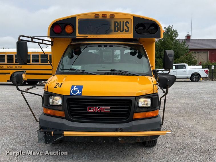 2010 GMC Savana G3500 School Bus - photo 2