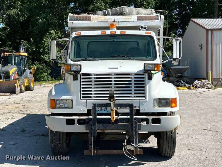 2000 International 4900 Dump Truck - photo 2