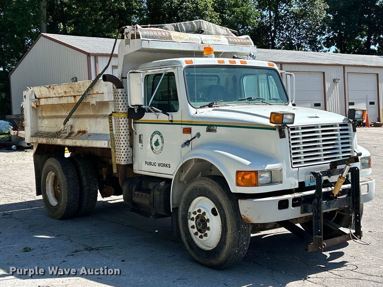 2000 International 4900 Dump Truck - photo 3