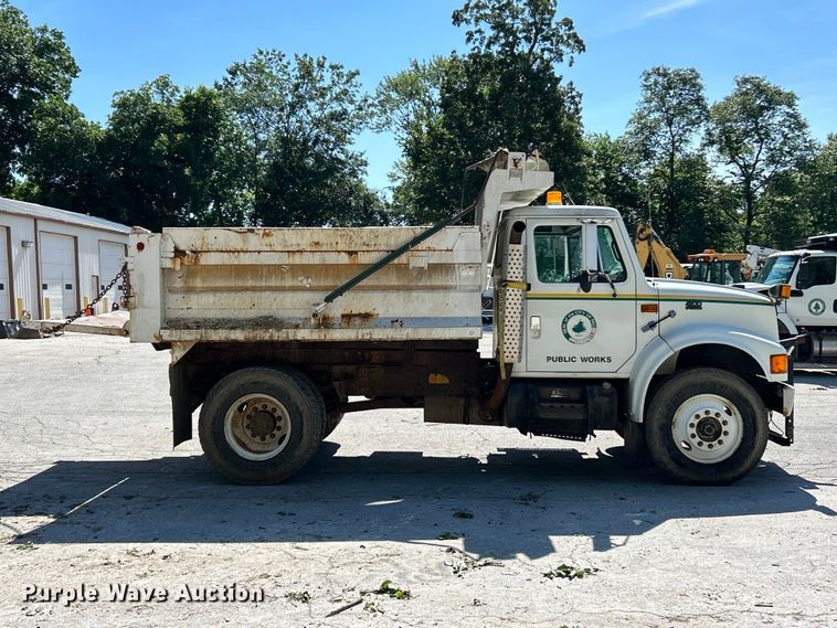 2000 International 4900 Dump Truck - photo 4