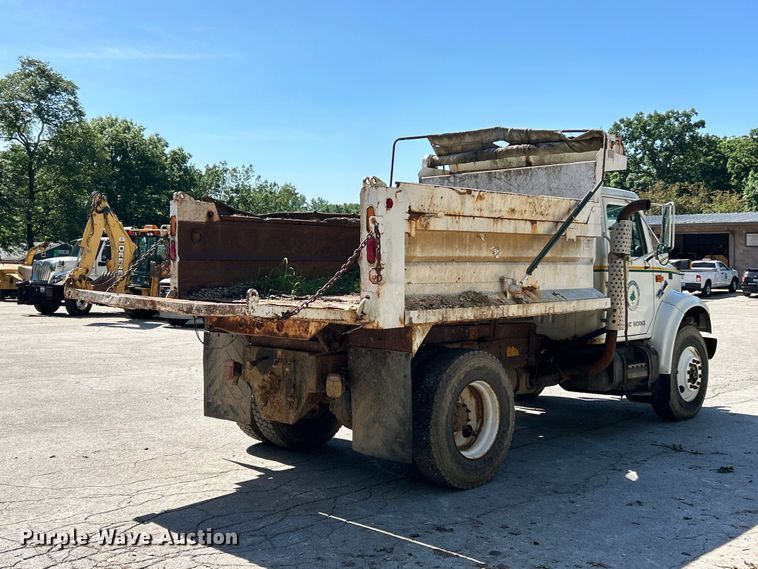 2000 International 4900 Dump Truck - photo 5