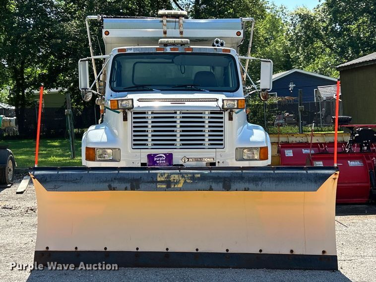2001 International 4900 Dump Truck - photo 2