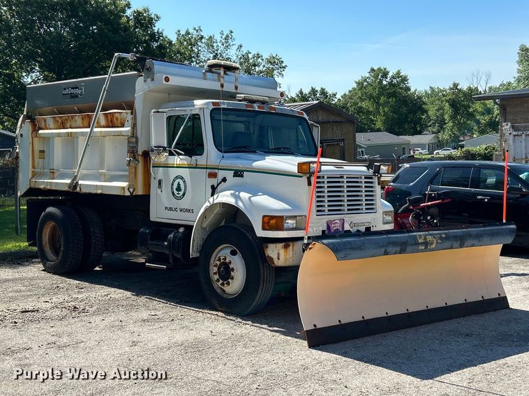 2001 International 4900 Dump Truck - photo 3