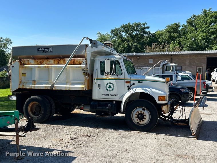 2001 International 4900 Dump Truck - photo 4