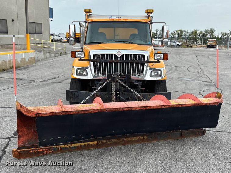 2006 International 7400 Dump Truck - photo 2
