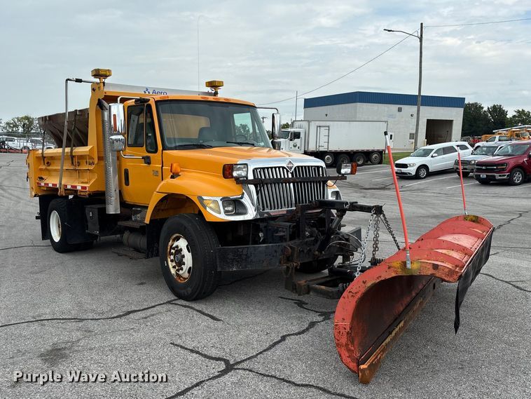 2006 International 7400 Dump Truck - photo 3