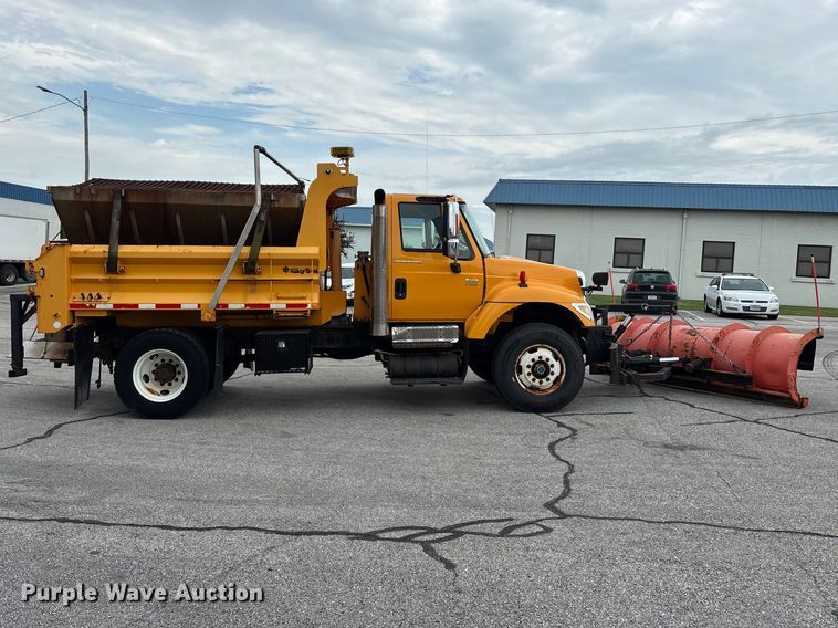 2006 International 7400 Dump Truck - photo 4