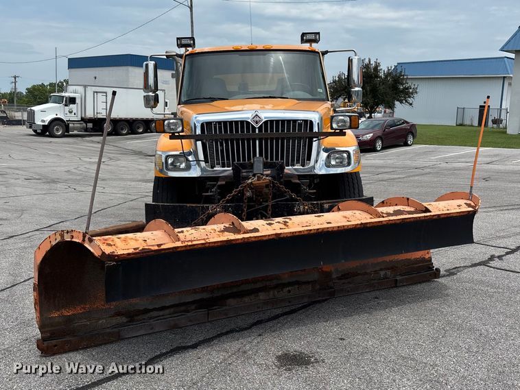 2005 International 7400 Crew Cab Dump Truck - photo 2