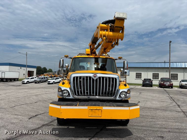 2009 International 7400 Bucket Truck - photo 2