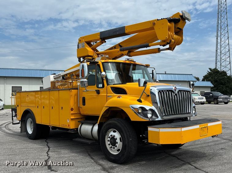 2009 International 7400 Bucket Truck - photo 3