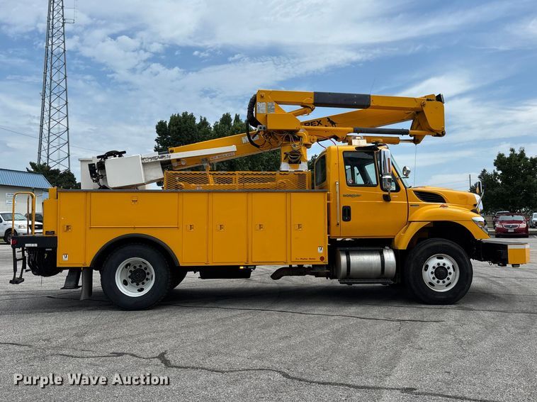 2009 International 7400 Bucket Truck - photo 4