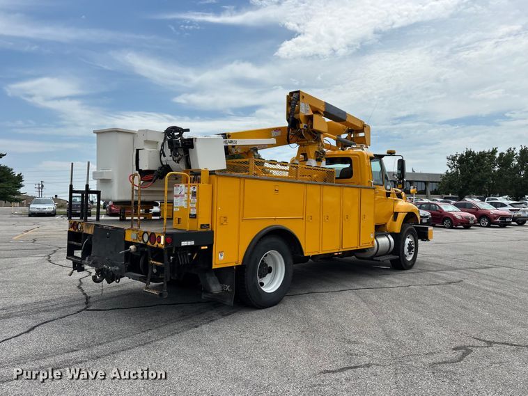 2009 International 7400 Bucket Truck - photo 5