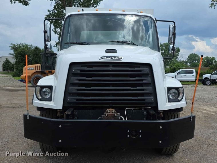 2017 Freightliner 114SD Refuse Truck - photo 2