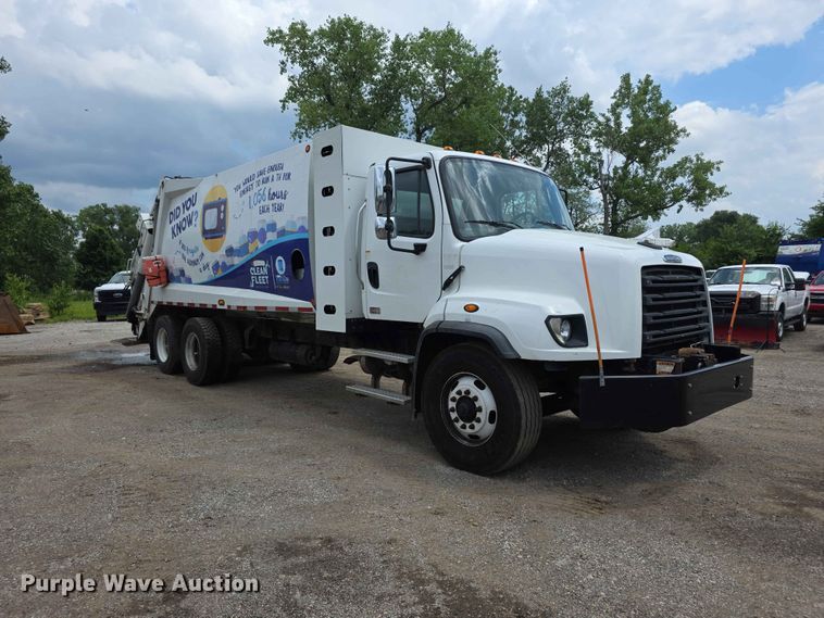 2017 Freightliner 114SD Refuse Truck - photo 3
