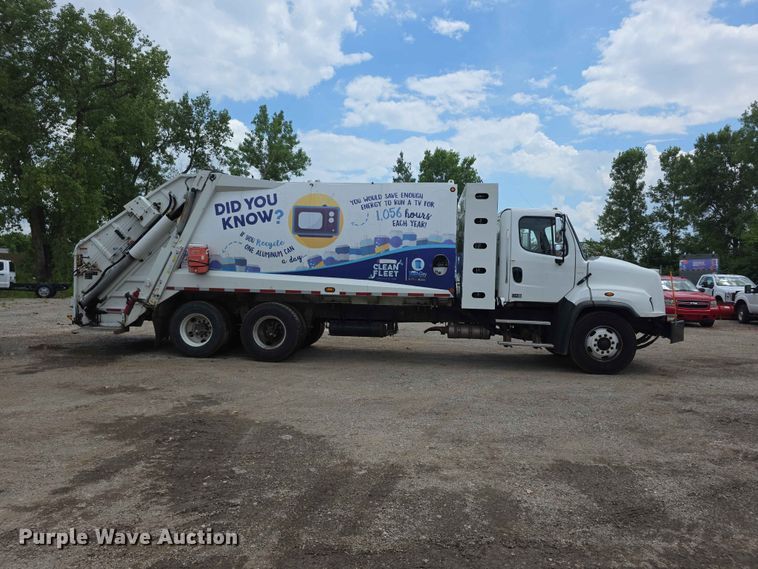 2017 Freightliner 114SD Refuse Truck - photo 4