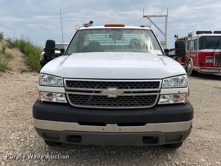 2005 Chevrolet Silverado 3500 Utility Bed Pickup Truck - photo 2