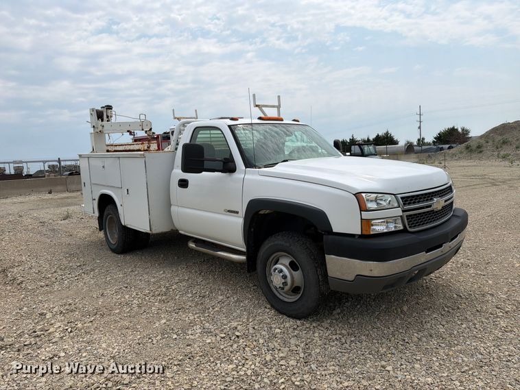 2005 Chevrolet Silverado 3500 Utility Bed Pickup Truck - photo 3