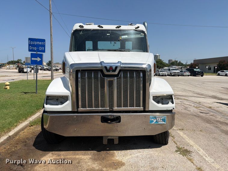 2025 Western Star 47X Chassis Roll-Off Container Truck - photo 2