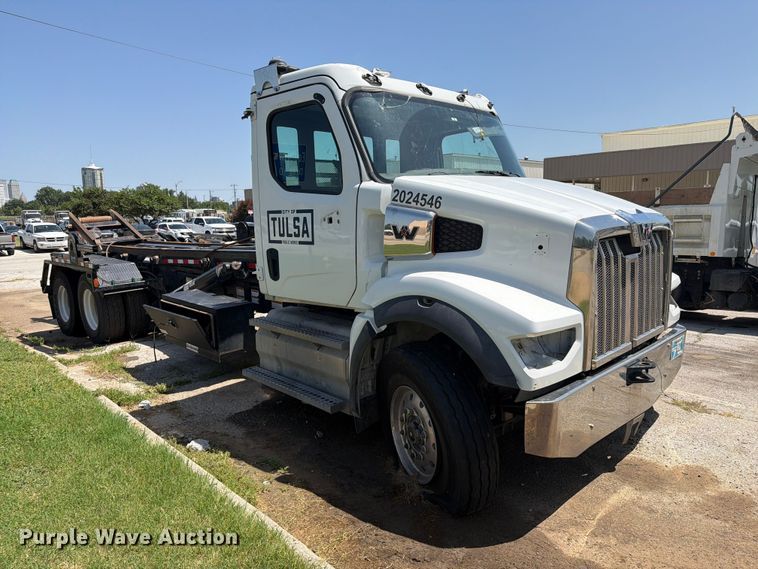 2025 Western Star 47X Chassis Roll-Off Container Truck - photo 3