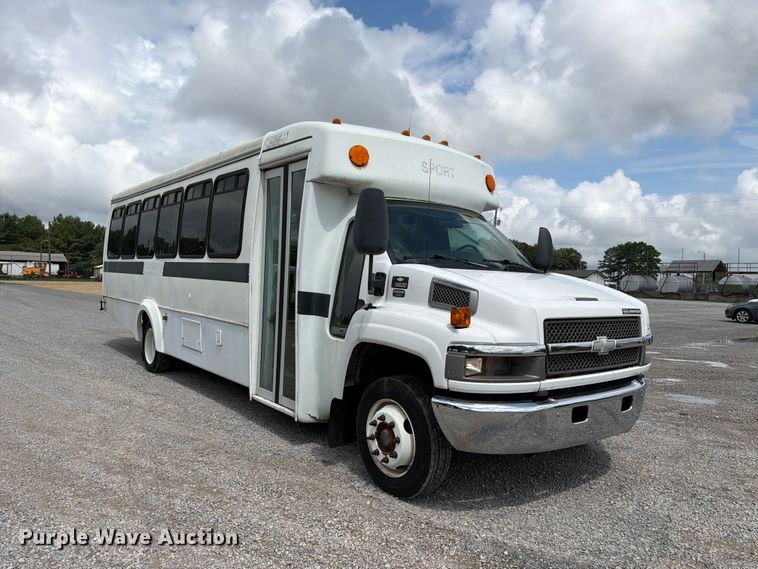 2008 Chevrolet C5500 Shuttle Bus - photo 3