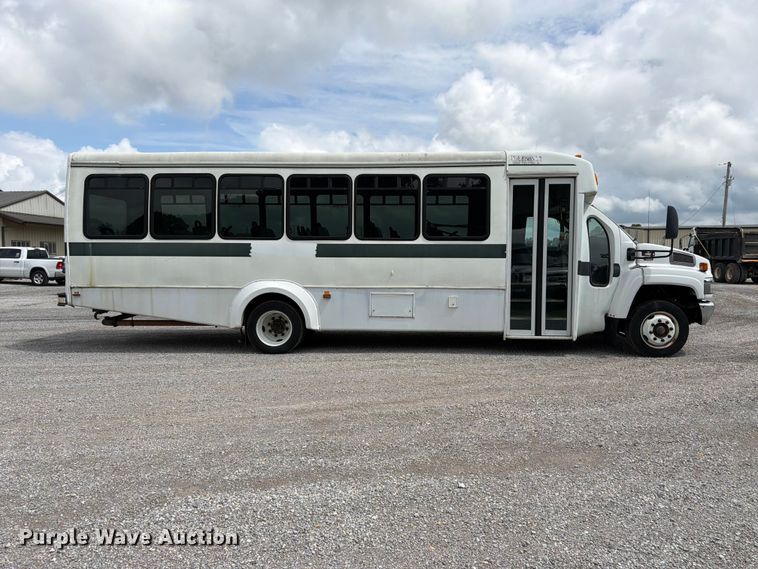 2008 Chevrolet C5500 Shuttle Bus - photo 4