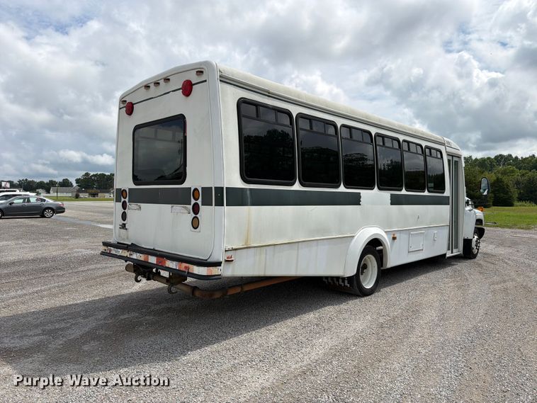 2008 Chevrolet C5500 Shuttle Bus - photo 5