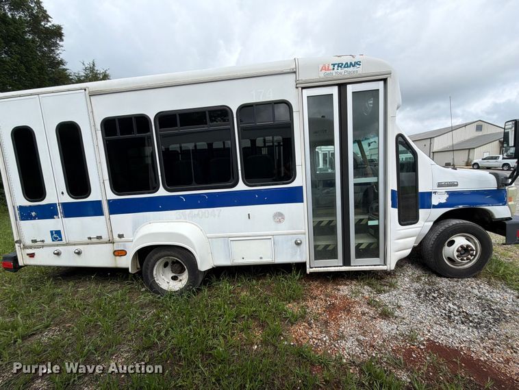 2010 Starcraft Starlite Shuttle Bus - photo 4