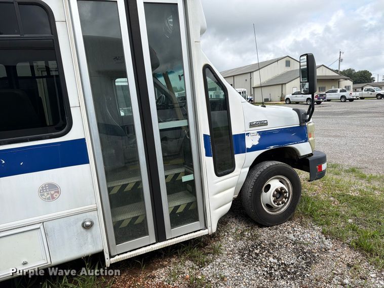 2010 Starcraft Starlite Shuttle Bus - photo 5