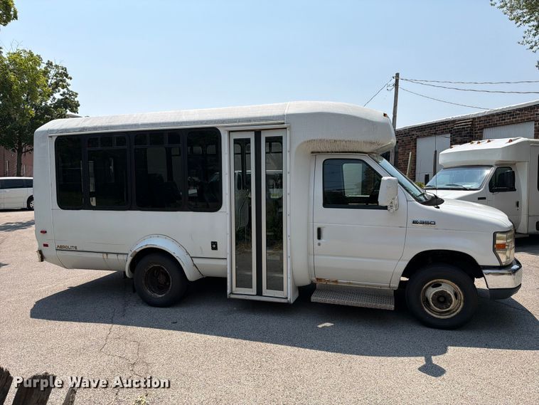 2012 Ford E350 Super Duty Shuttle Bus - photo 4