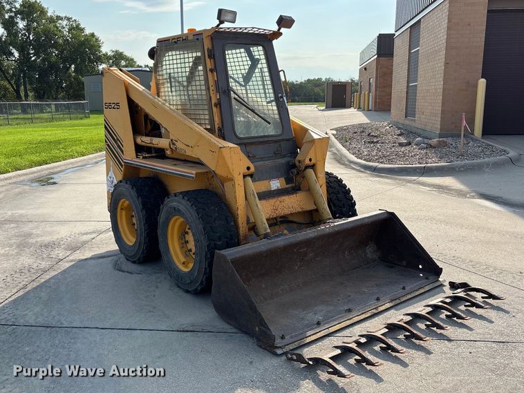 1991 Gehl SL5625 Skid Steer Loader - photo 3