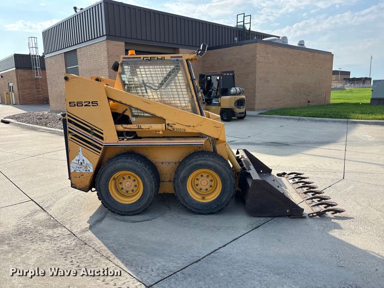 1991 Gehl SL5625 Skid Steer Loader - photo 4