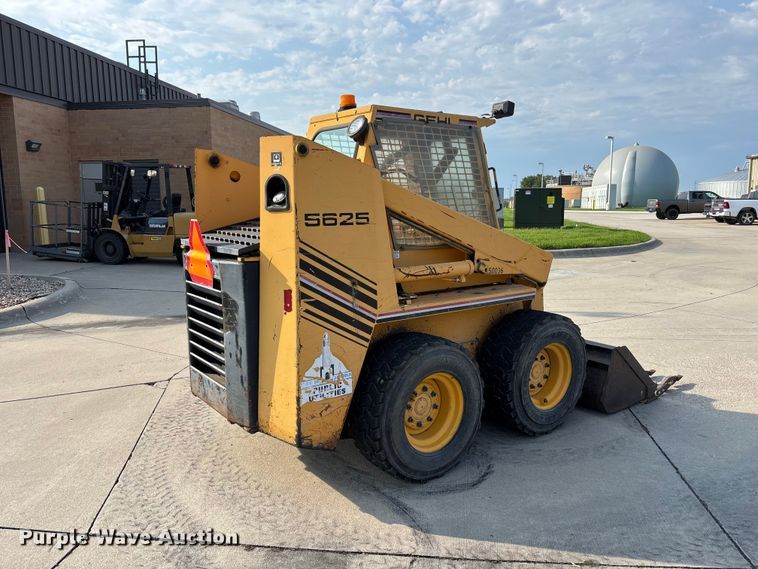 1991 Gehl SL5625 Skid Steer Loader - photo 5