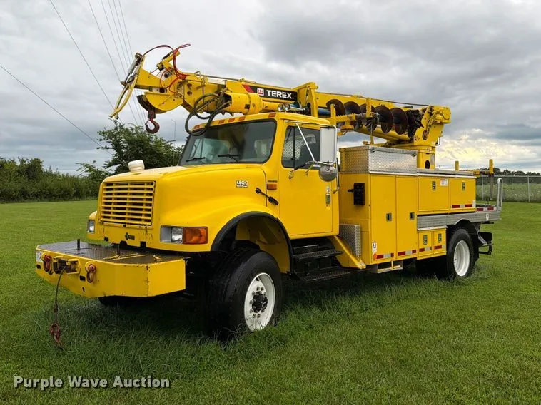 2002 International 4800 Digger Derrick Truck