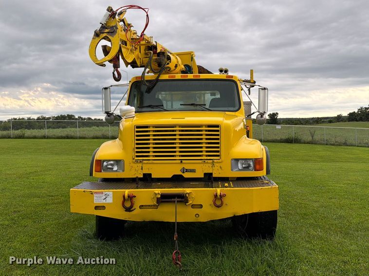 2002 International 4800 Digger Derrick Truck - photo 2