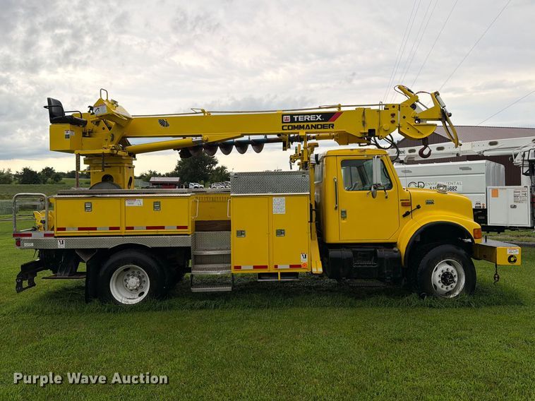 2002 International 4800 Digger Derrick Truck - photo 4