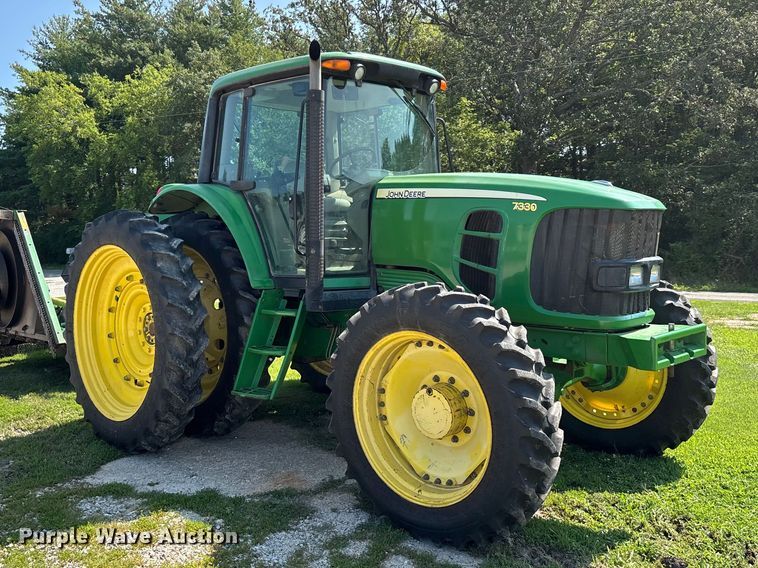 2011 John Deere 7330 MFWD Tractor - photo 3